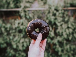 Preview wallpaper donut, hand, chocolate