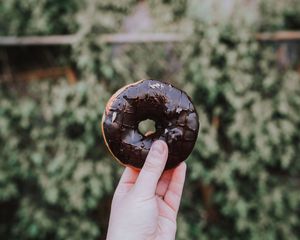 Preview wallpaper donut, hand, chocolate