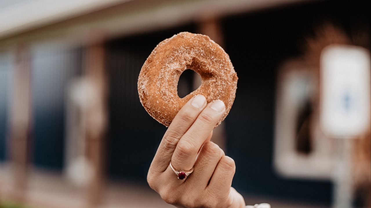 Wallpaper donut, pastry, hand, ring, focus