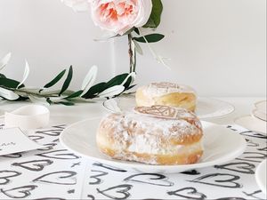 Preview wallpaper donuts, powder, dessert, plates, flowers