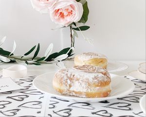 Preview wallpaper donuts, powder, dessert, plates, flowers