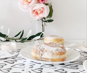 Preview wallpaper donuts, powder, dessert, plates, flowers