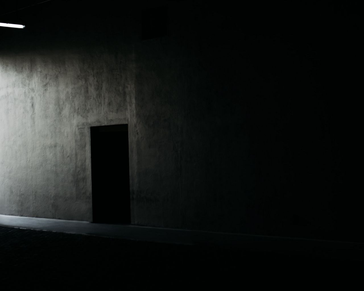 Dark room 4. Человек в темном помещении. Клетка в тёмном помещении. Робот на складе в темноте черный фон. Маленькая клетка в тёмном помещении.