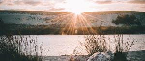 Preview wallpaper driftwood, sun, rays, lake, horizon