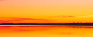 Preview wallpaper driftwood, water, sunset, horizon, gradient