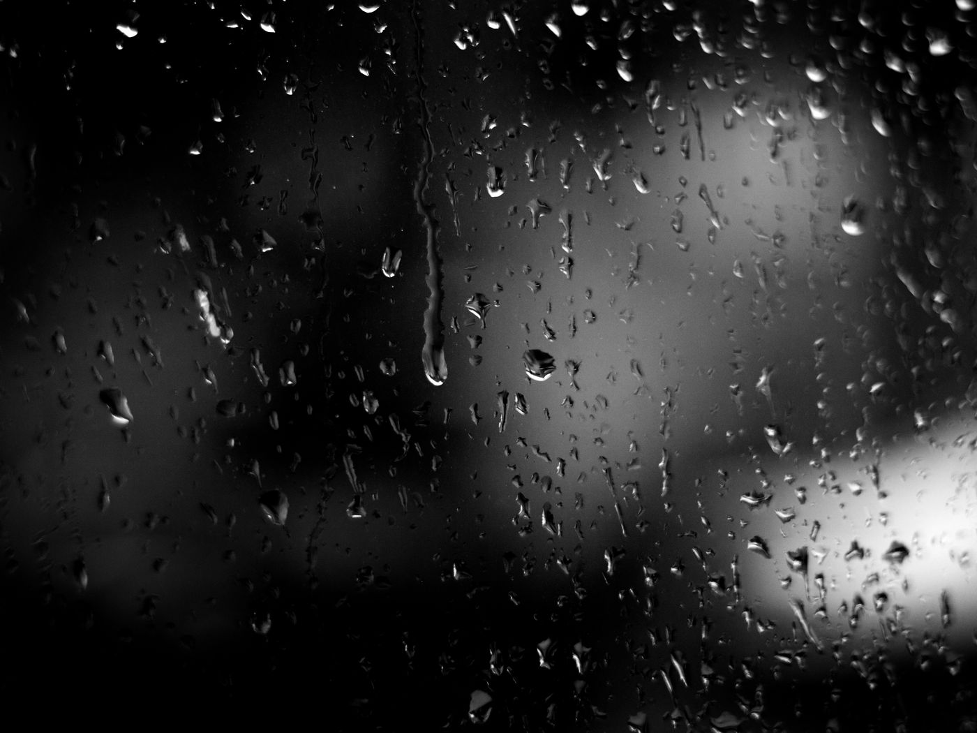 1400x1050 Wallpaper drops, glass, rain, macro, dark