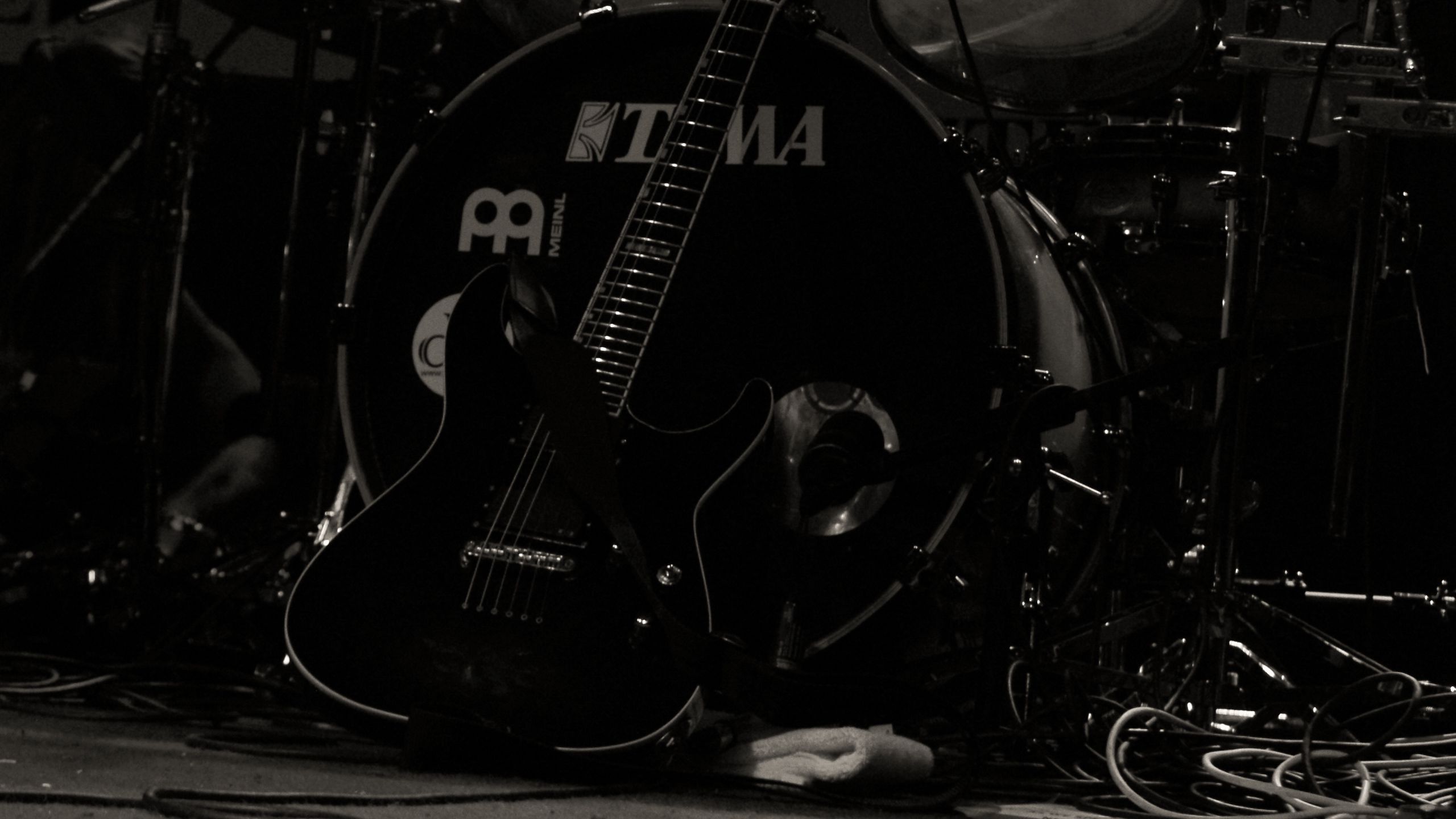 Музыка барабан гитара. Гитара на черном фоне. Гитара и барабаны. Гитара рок барабан. Акустическая гитара обои.