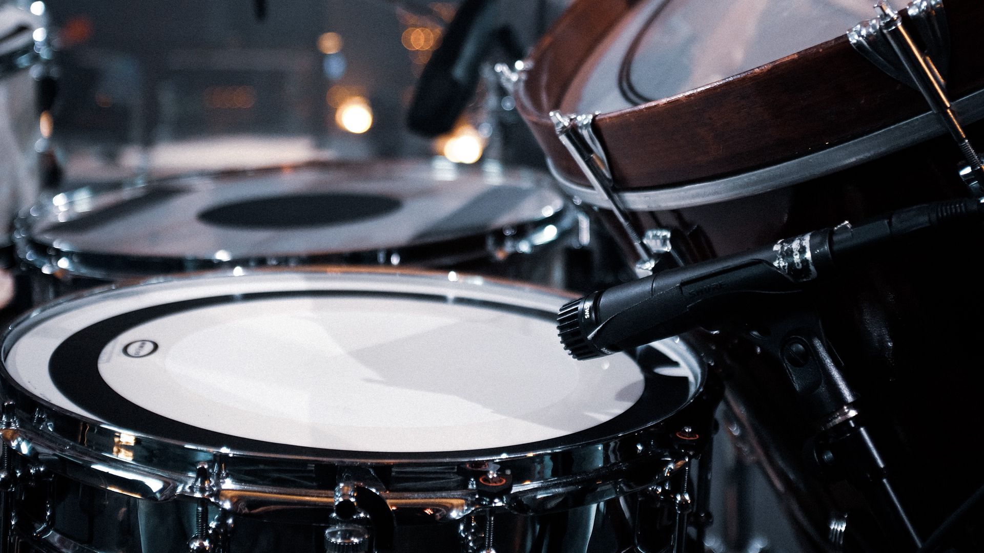 Download wallpaper 1920x1080 drums, drum kit, musical instrument,  microphones full hd, hdtv, fhd, 1080p hd background
