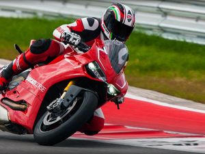 Preview wallpaper ducati, 1199, panigale r, 2013, motorcyclist, motion