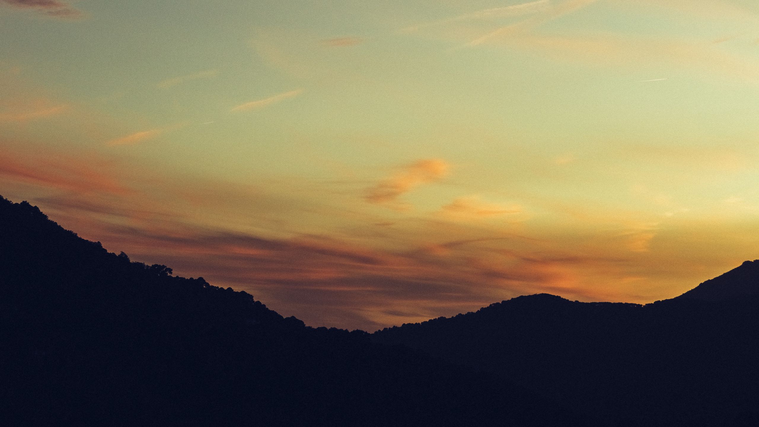 Download wallpaper 2560x1440 dusk, dark, clouds, mountains, outlines