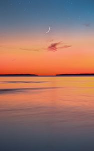 Preview wallpaper dusk, sky, moon, sea, horizon