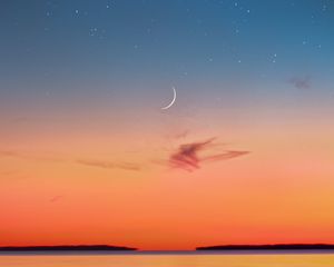 Preview wallpaper dusk, sky, moon, sea, horizon