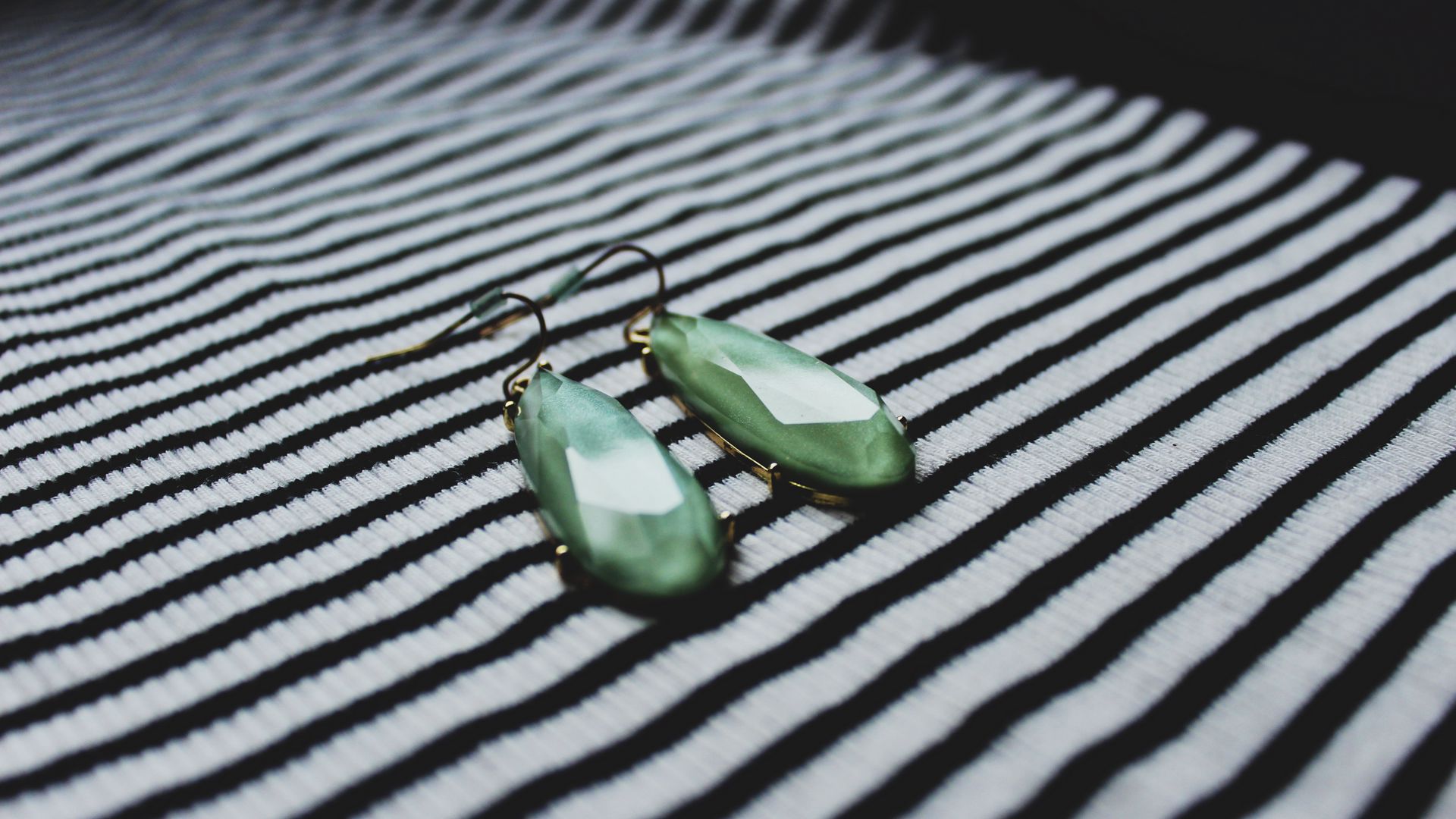 Download wallpaper 1920x1080 earrings, ornaments, stones full hd, hdtv