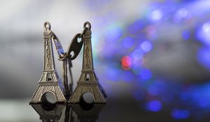 Preview wallpaper eiffel tower, keychain, paris, close-up