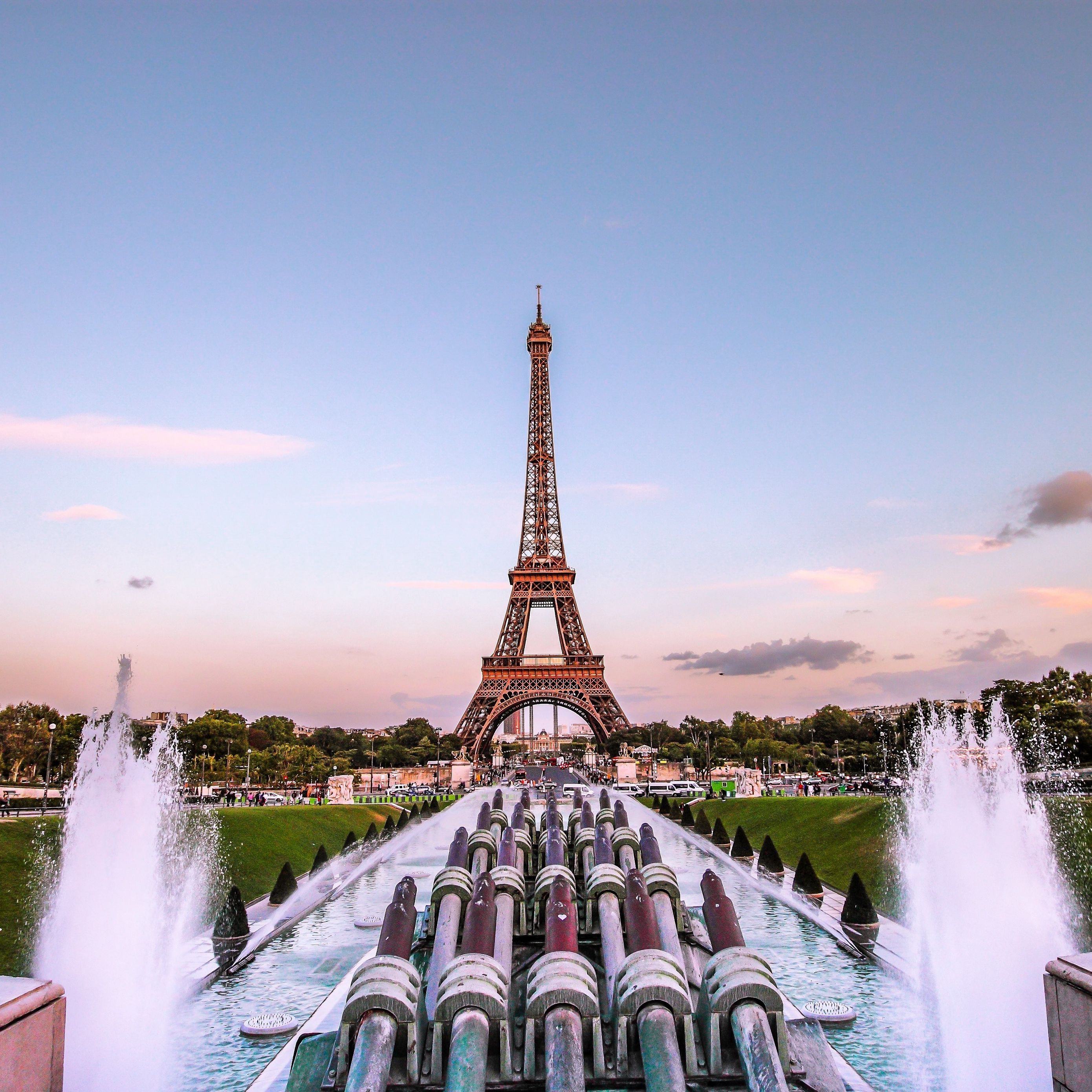 Tải xuống hình nền 2780x2780 Eiffel Tower, Paris, hoàng hôn vàng ngọc để thỏa sức tạo điểm nhấn cho màn hình của bạn. Hình ảnh đầy lấp lánh này sẽ khiến bạn chìm đắm trong thế giới mơ mộng của thành phố ánh sáng.