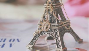 Preview wallpaper eiffel tower, souvenir, jewelry, macro