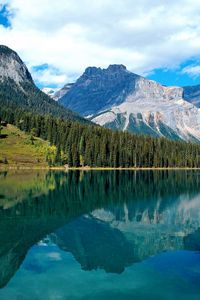 Preview wallpaper emerald lake, national park, lake, trees, reflection, mountains