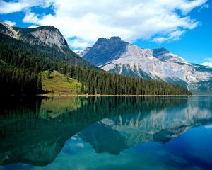 Preview wallpaper emerald lake, national park, lake, trees, reflection, mountains