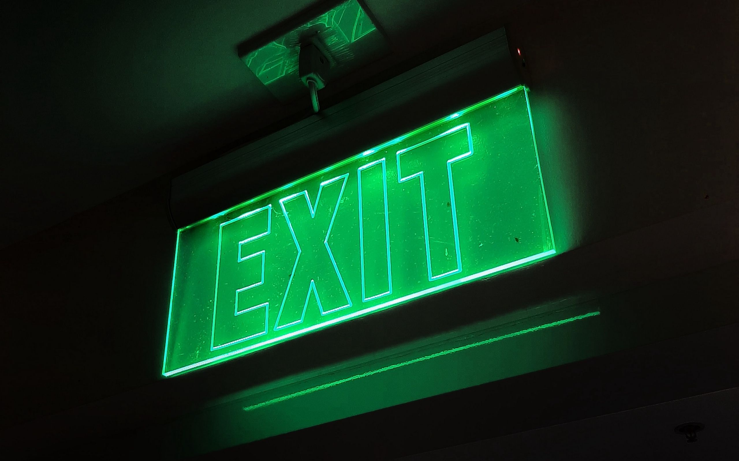Exit 8 на телефон. Неоновая вывеска зеленая. Зеленый неон. Вывеска exit. Зеленый неон вывеска.