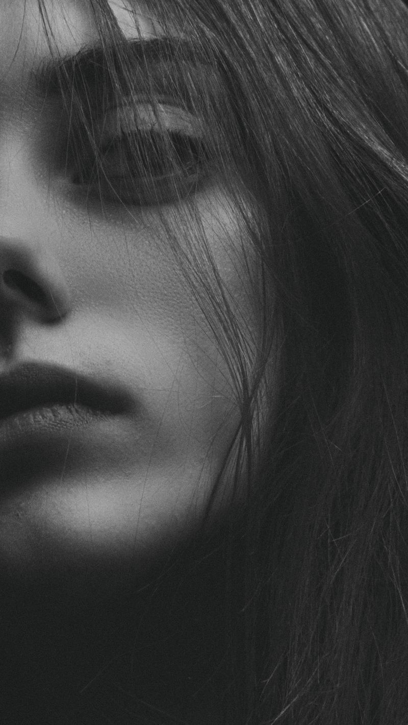 800x1420 Wallpaper face, bw, portrait, hair, sight