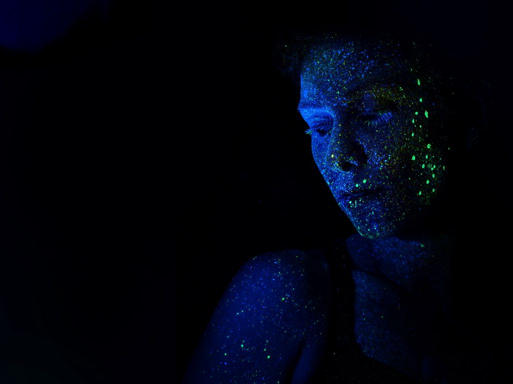 1024x768 Wallpaper face, sequins, makeup, ultraviolet, glow, shine, shiny
