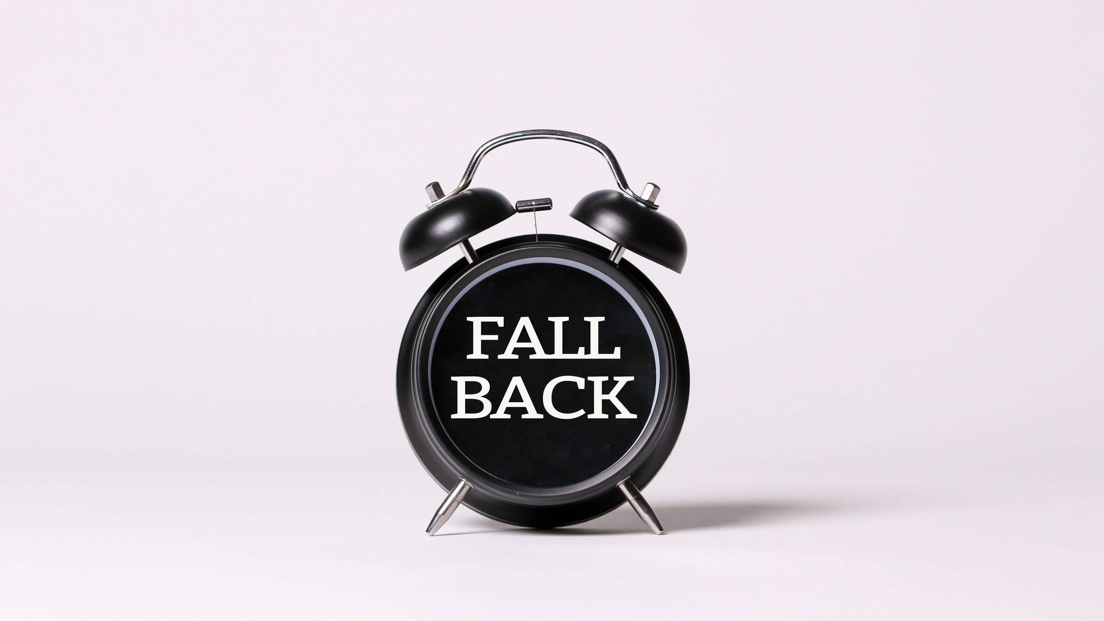 Download Wallpaper 3840x2160 Fall Back Words Inscription Alarm Clock 