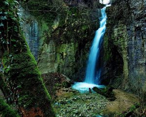 Preview wallpaper falls, gorge, rocks, moss, green, outgrowths, tree, stones