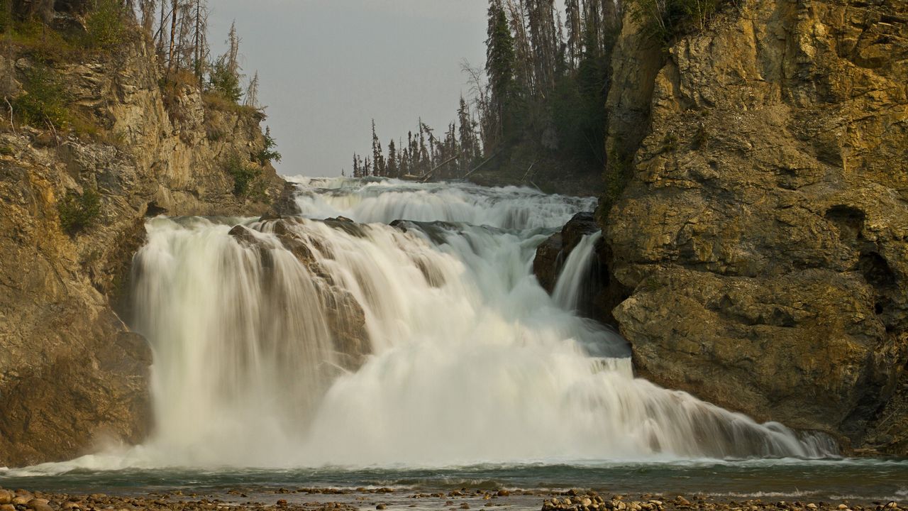 Wallpaper falls, rocks, stream, cloudy, clouds, dirty