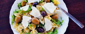 Preview wallpaper farfalle, olives, cheese, arugula, lettuce