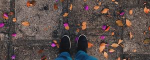 Preview wallpaper feet, leaves, autumn, fallen