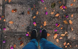 Preview wallpaper feet, leaves, autumn, fallen