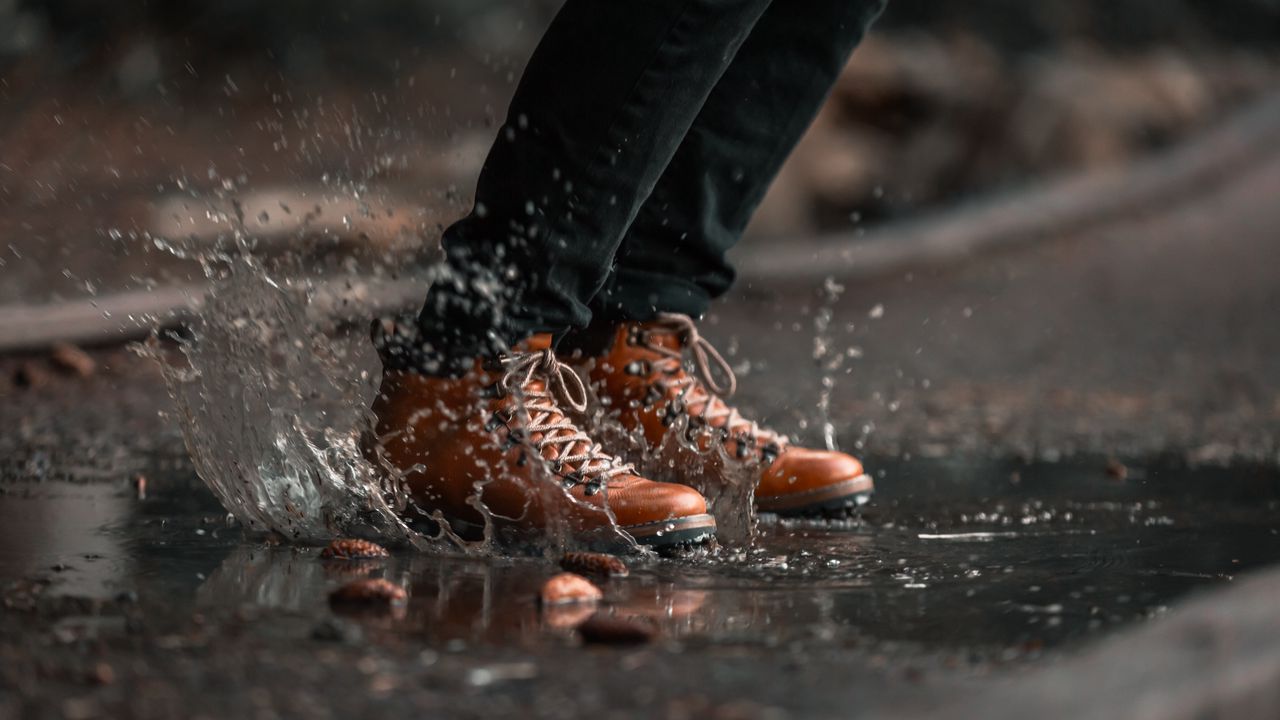 Wallpaper feet, puddle, splash, water, jump