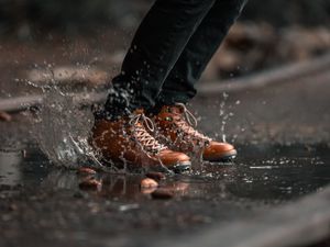 Preview wallpaper feet, puddle, splash, water, jump