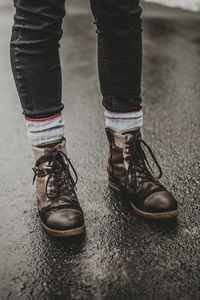 Preview wallpaper feet, shoes, rain