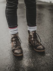 Preview wallpaper feet, shoes, rain