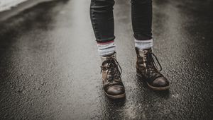 Preview wallpaper feet, shoes, rain