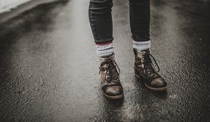 Preview wallpaper feet, shoes, rain