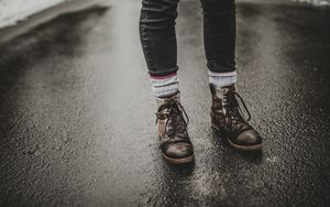 Preview wallpaper feet, shoes, rain