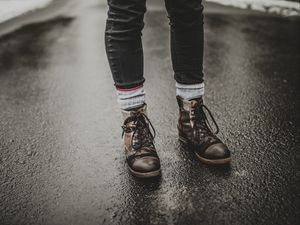 Preview wallpaper feet, shoes, rain