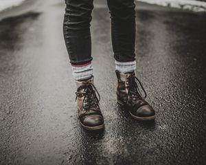 Preview wallpaper feet, shoes, rain