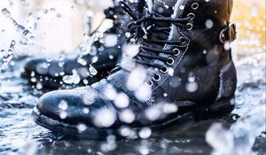 Preview wallpaper feet, shoes, spray, puddle, water