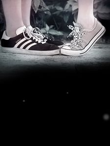 Preview wallpaper feet, sneakers, date