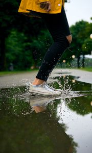 Preview wallpaper feet, sneakers, spray, splash, reflection