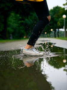 Preview wallpaper feet, sneakers, spray, splash, reflection