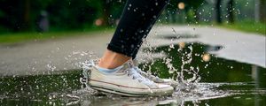 Preview wallpaper feet, sneakers, spray, splash, reflection