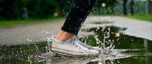 Preview wallpaper feet, sneakers, spray, splash, reflection