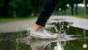 Preview wallpaper feet, sneakers, spray, splash, reflection