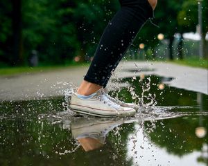 Preview wallpaper feet, sneakers, spray, splash, reflection