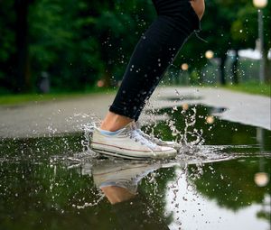 Preview wallpaper feet, sneakers, spray, splash, reflection