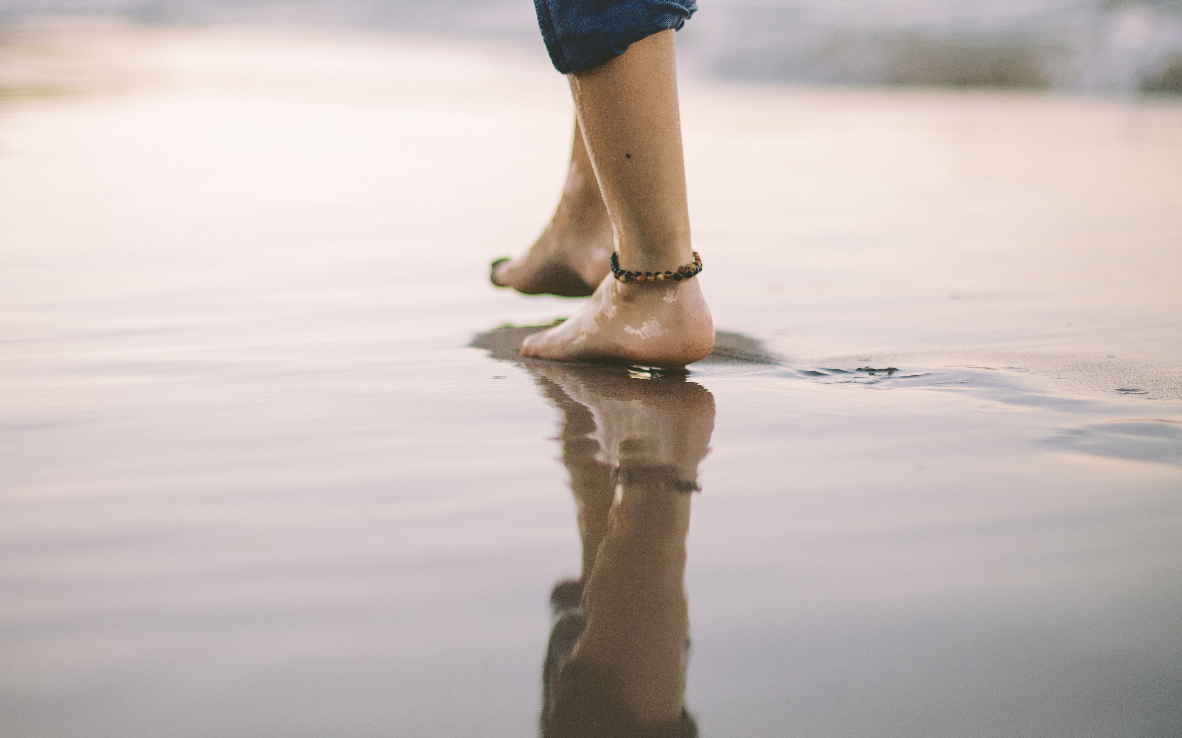 Step water. Ноги в воде. Босые ноги в воде. Ноги в воде босиком. Ноги идут по воде.